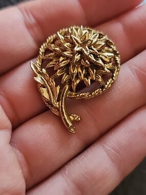 VTG Gold Floral Circle Brooch - Elegant Women’s Jewelry